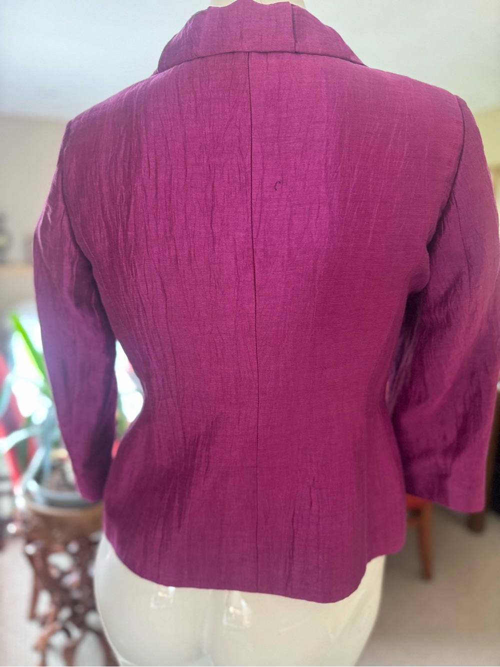 Women's Cropped Fuchsia Single-Breasted Blazer. Three quarters sleeves! - Picture 5 of 7